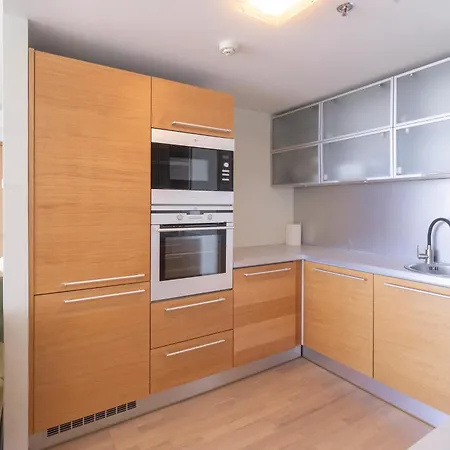 Revalia Fahle Airport Bus-station With Views Lägenhet Tallinn