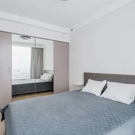 Revalia Fahle Airport Bus-station With Views Lägenhet *