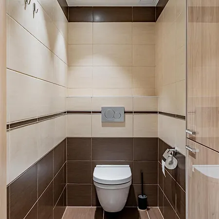 Revalia Fahle Airport Bus-station With Views 塔林