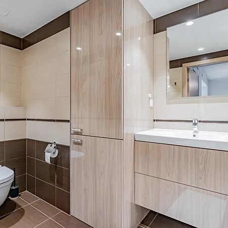 Revalia Fahle Airport Bus-station With Views * 塔林