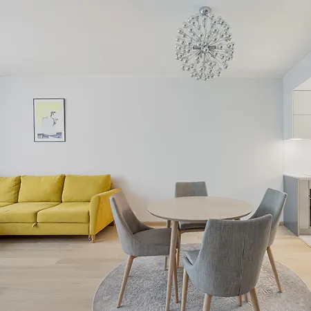 Revalia Fahle Airport Bus-station With Views Apartment