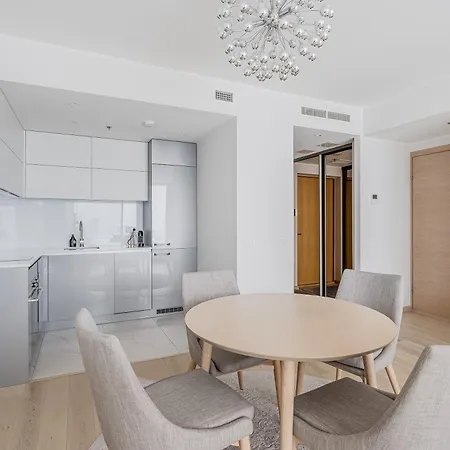 Revalia Fahle Airport Bus-station With Views Lägenhet *