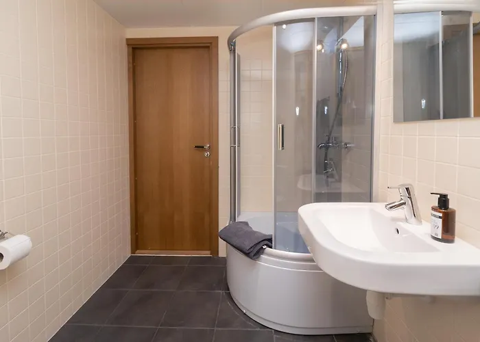 Revalia Fahle Airport Bus-station With Views *